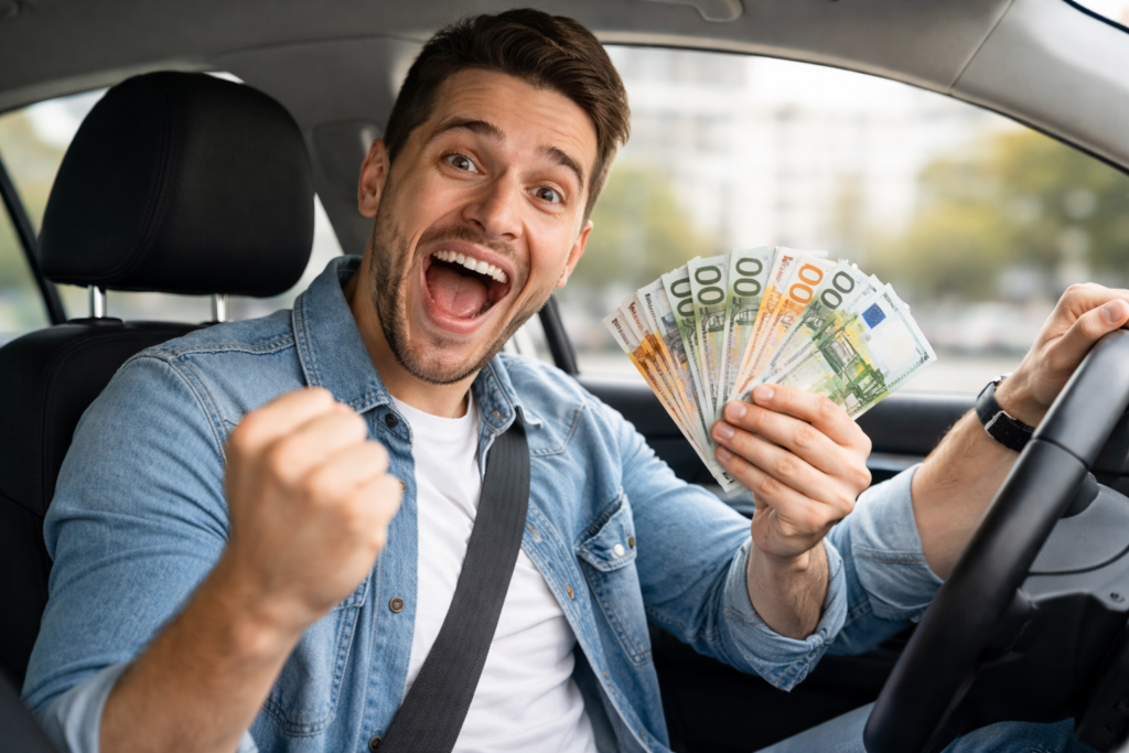 Un homme heureux au volant de sa voiture car il a gagné de l'argent en roulant